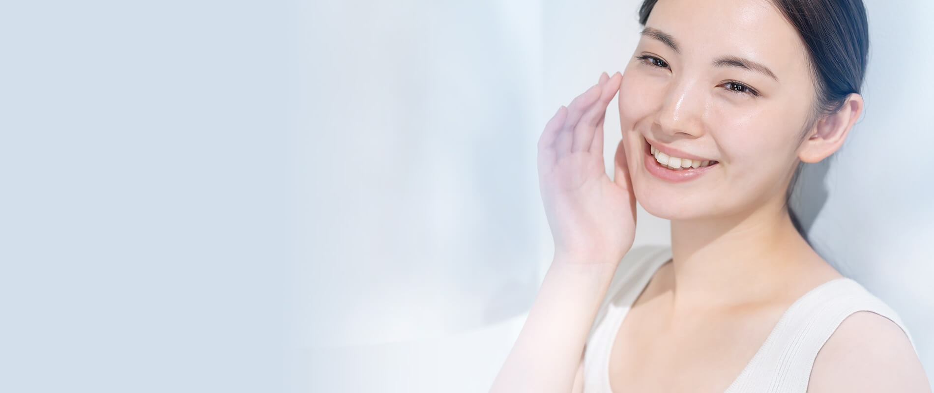 肌に手を触れる女性